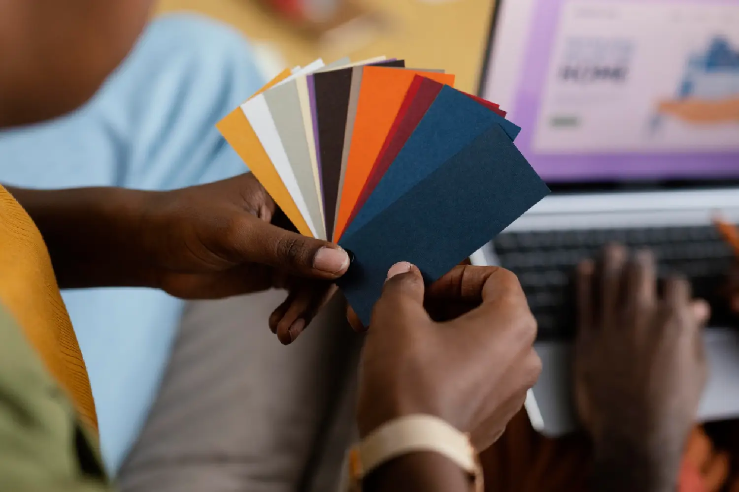 Profissionais de marketing escolhendo a paleta de cores para causar impacto visual no seu site