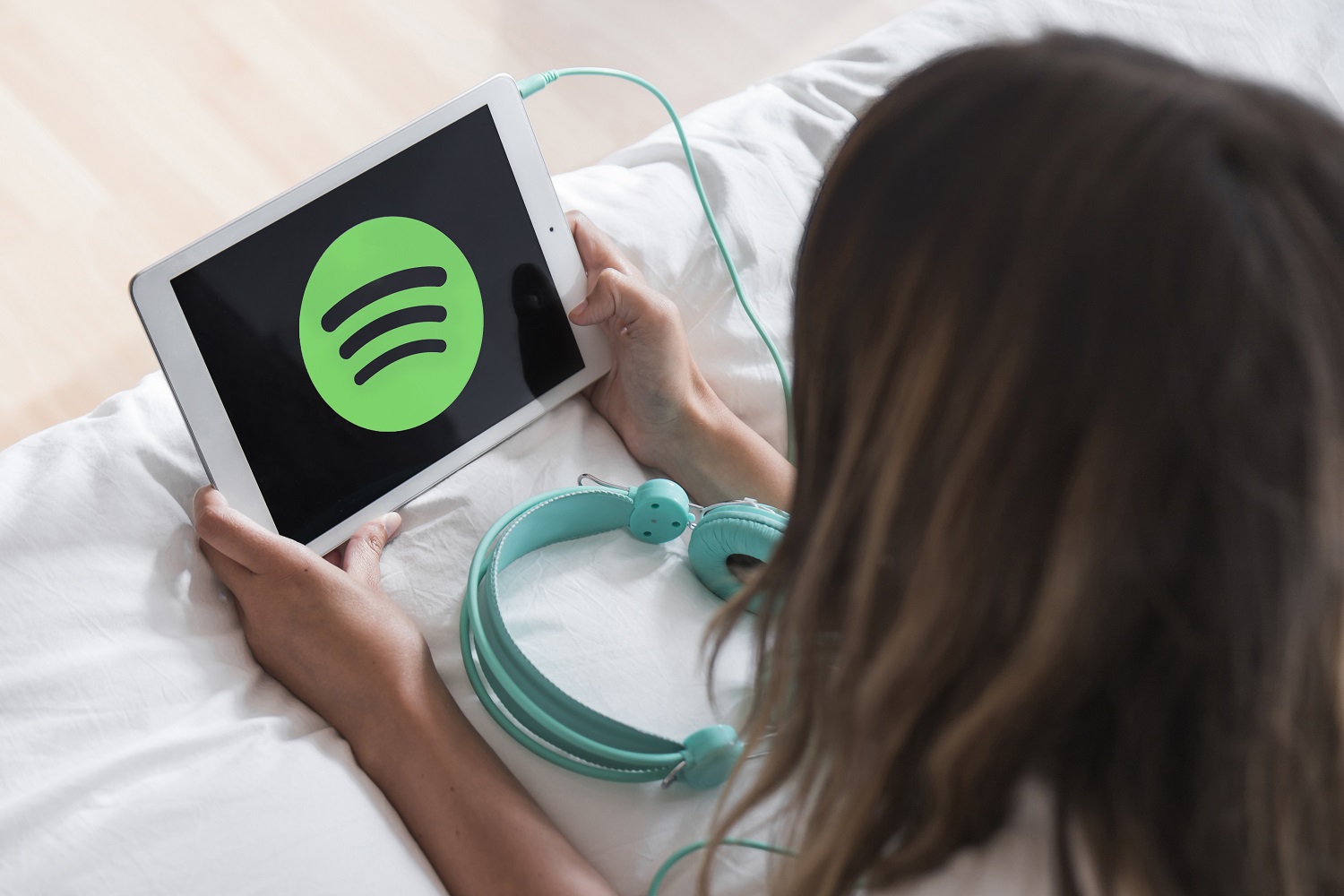 O Spotify, uma das apostas dos empreendedores para 2021, presente para download tanto no sistema Android como no iOS, começa o ano com algumas novidades que prometem influenciar diretamente na experiência dos usuários. Uma das plataformas de música mais populares do mundo, que promete a expansão para 85 países, o alcance de um bilhão de usuários e que já consta na lista das estratégias de Marketing Digital de diversas marcas, começa a crescer o seu mercado investindo em funcionalidades que deixam o aplicativo ainda mais versátil. Revolução na plataforma Uma das novidades anunciadas pela marca é o lançamento de um serviço de áudio de alta qualidade para os usuários assinantes, o Spotify HiFi. Em anúncio feito pela empresa no dia 22 de janeiro, esse serviço tem como objetivo oferecer faixas de áudio com uma qualidade de CD em formato de lossless. Além disso, está previsto também o lançamento do Spotify Clips. Essa ferramenta nova se assemelha aos stories do Instagram, ou seja, são posts temporários que poderão ser publicados pelos músicos da plataforma. O objetivo dessa nova funcionalidade é poder criar um espaço de relacionamento mais estreito entre os artistas e seus fãs usuários do Spotify. Os artistas poderão, por exemplo, compartilhar momentos de backstage ou de lançamentos de músicas. Dentre as funcionalidades oferecidas aos músicos do aplicativo, o Canvas estará disponível para a utilização de todos os artistas. Esse serviço é uma opção de compartilhamento de vídeos curtos. Outras novidades do aplicativo são: Expansão do RADAR, serviço que procura e divulga novos músicos (no primeiro ano de funcionamento, 175 músicos foram apoiados); Disponibilização do modo Descoberta sem custos para gravadoras em formato beta; Spotify for Artists, utilizado por mais de um milhão de artistas ao mês e que estará pronto para uso em mais de 25 idiomas até o final do ano; Playlists serão atualizadas diariamente; Daily Mixes levarão em conta os gêneros mais ouvidos pelo assinantes, além das décadas; Criação de listas com os nomes de quem escreve e produz as faixas musicais. Criação do Spotify Audience Network destinado ao mercado publicitário, que oferecerá a possibilidade da criação de campanhas em formato de podcasts e propagandas. Podcasts em expansão Em relação aos podcasts, eles recebem destaque especial, já que ganham novas funções. Uma delas é, por exemplo, uma parceria com o WordPress, que tem como objetivo a transposição de palavras em áudio. Além disso, outra novidade é a possibilidade de realizar perguntas e pesquisas em tempo real, com o mecanismo de gravação de faixas em áudio e também em vídeo. Entre as novidades mais esperadas nos podcasts está o lançamento do Renegades: Born in the USA, patrocinado pelo Dollar Shave Club e pela Comcast. O podcast conta com a participação de Barack Obama, ex-presidente dos Estados Unidos, e do artista Bruce Springsteen. Os primeiros episódios já estão disponíveis para os usuários. Além disso, outros podcasts esperados na plataforma são os que serão criados em parceria com a Warner Media, que contarão com a presença dos personagens da DC, como a Arlequina, o Superman, a Mulher Maravilha, a Mulher Gato, Batgirl e o Coringa. O primeiro podcast, já confirmado, é o Batman Unburied, com previsão de lançamento para a metade do ano e um cenário guiado pelo universo das investigações. Saiba também: Duas novidades para os usuários do Instagram