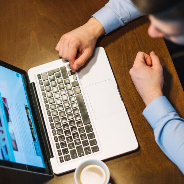 Homem trabalhando com seu notebook em uma solução para melhorias de SEO