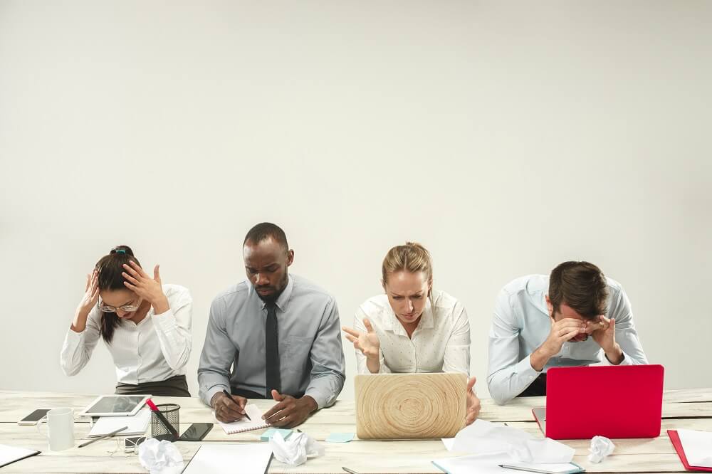 Equipe do setor de marketing sobrecarregada e cheia de trabalhos para serem realizados.