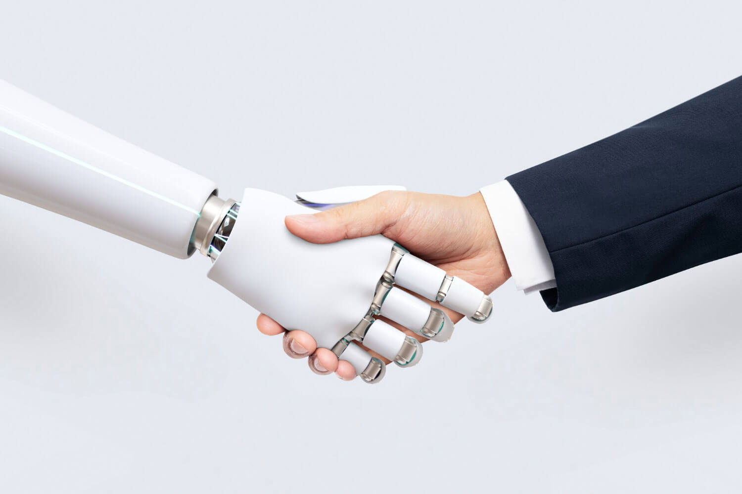 Aperto de mão entre um robô e um humano simbolizando uma união de desenvolvimento e crescimento empresarial com o uso da inteligência artificial no marketing.