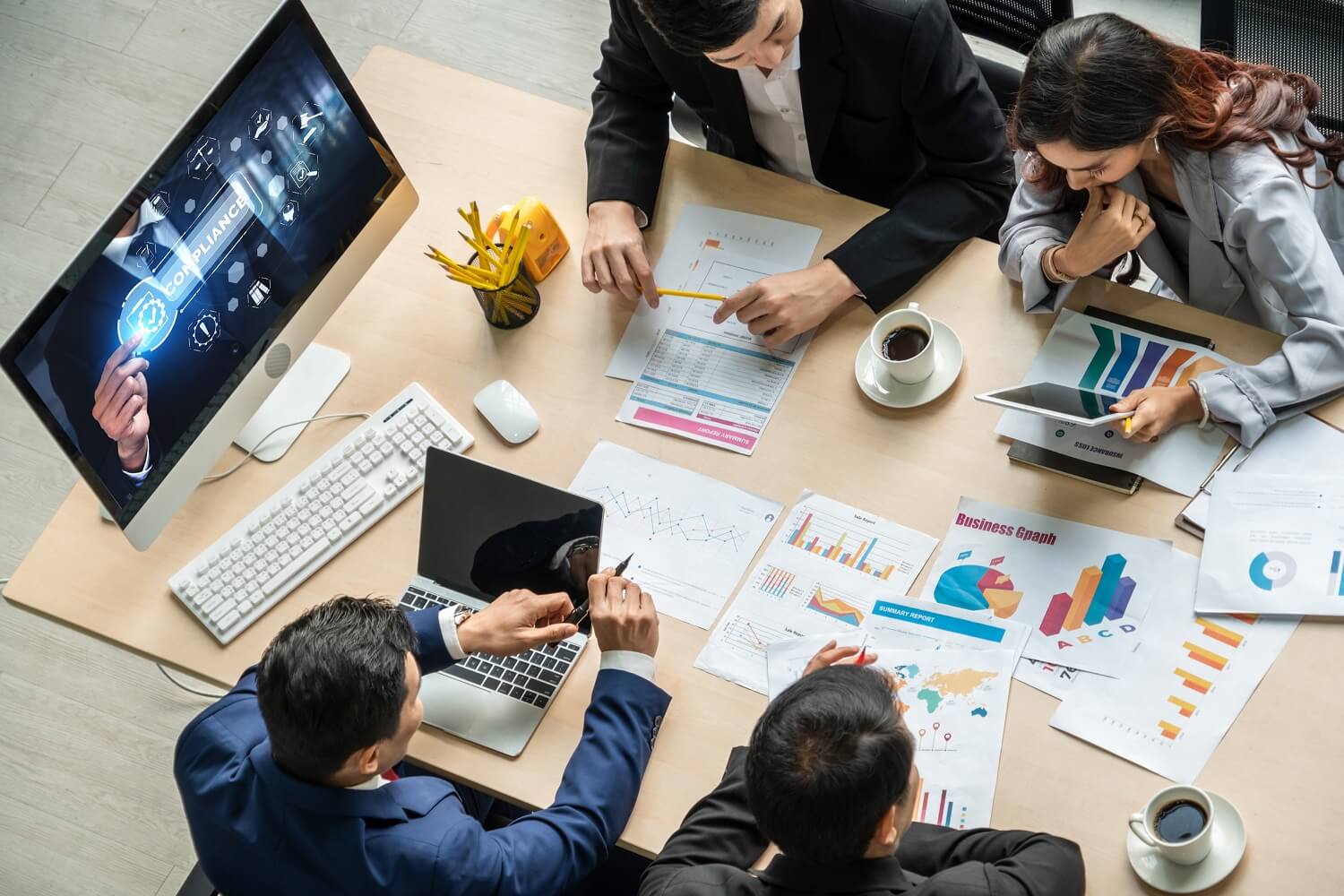 Grupo de pessoas reunidas em uma mesa de trabalho para definir estratégias de marketing digital para um cliente.