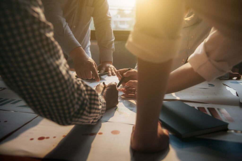 Time multidisciplinar de marketing construindo uma estratégia de marketing integrada e eficiente.