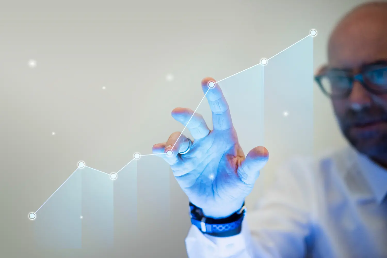 Empresário visualizando e apontando seus dedos para um gráfico de crescimento em investimento de marketing digital para uma empresa.