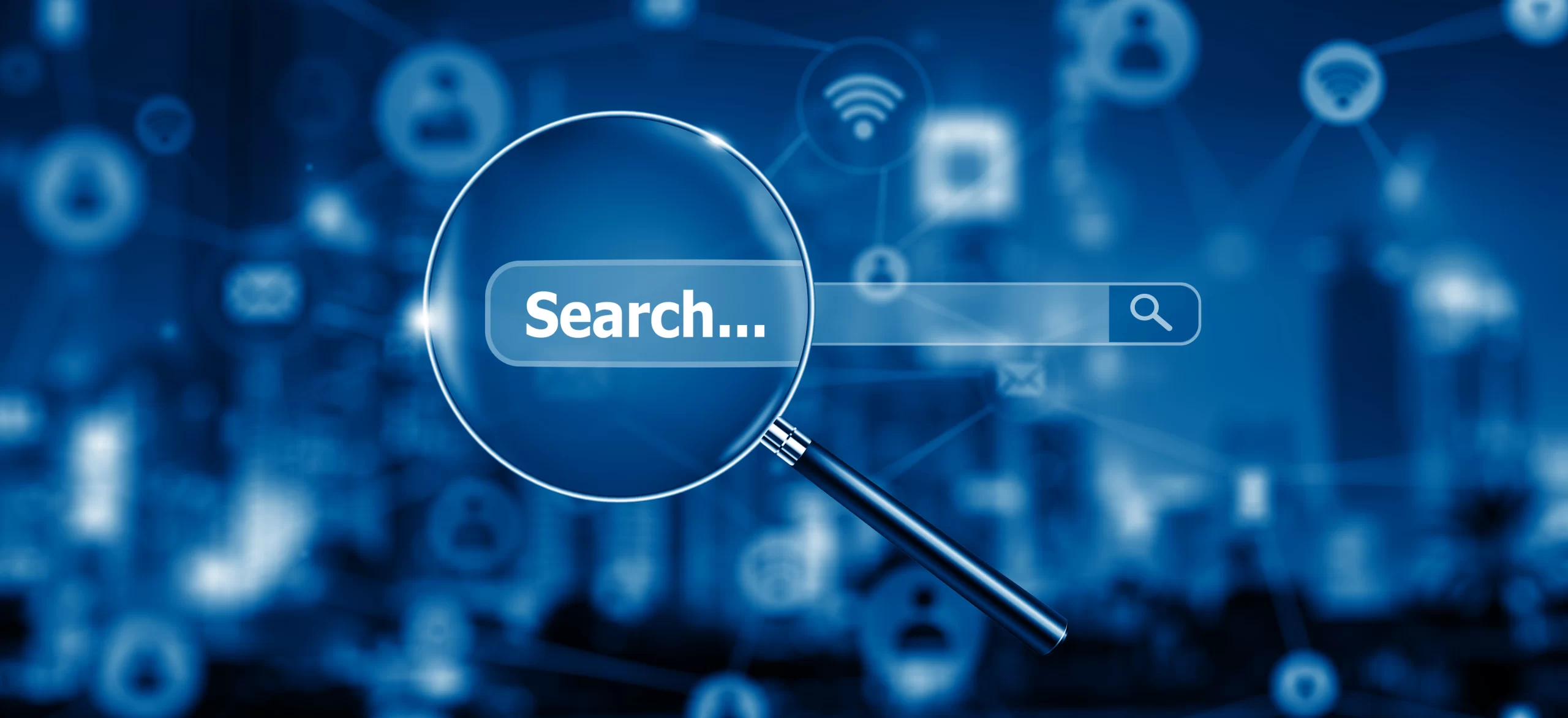 Uma lupa simbolizando o foco na estratégia de Search Engine Marketing (SEM)