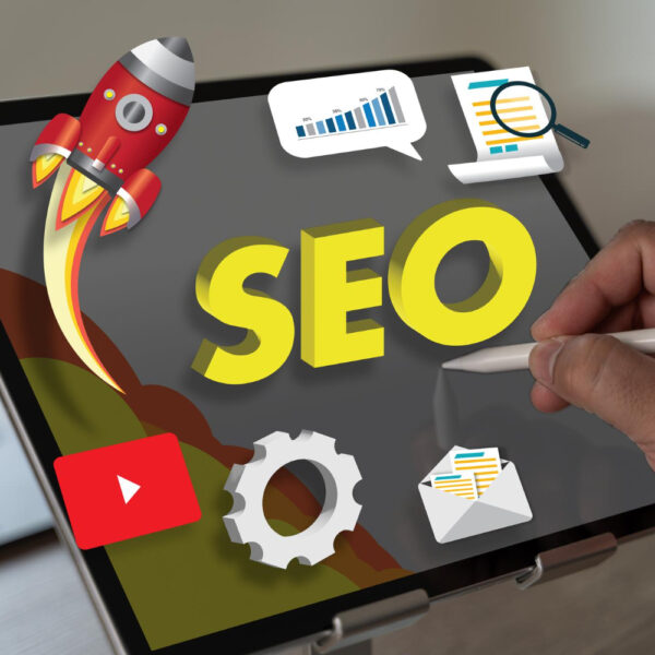 Pessoa com um tablet na mão se preparando para planejar a estratégia de marketing de conteúdo para o site da sua empresa