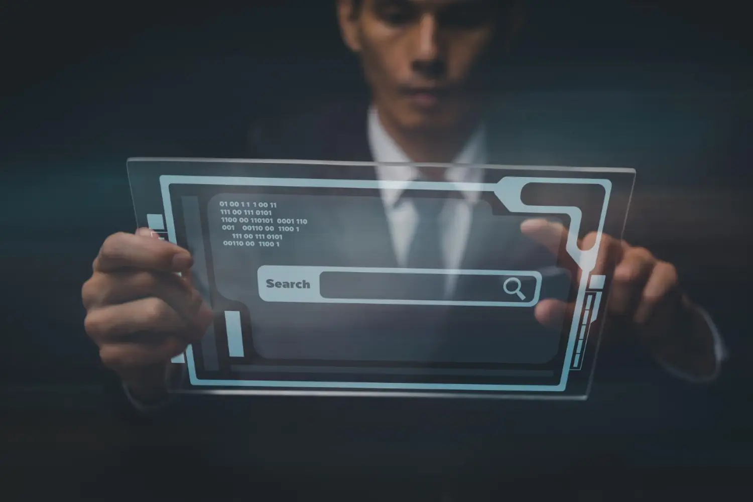 pessoa com um tablet nas mãos se preparando para acessar o Google e realizar uma pesquisa orgânica