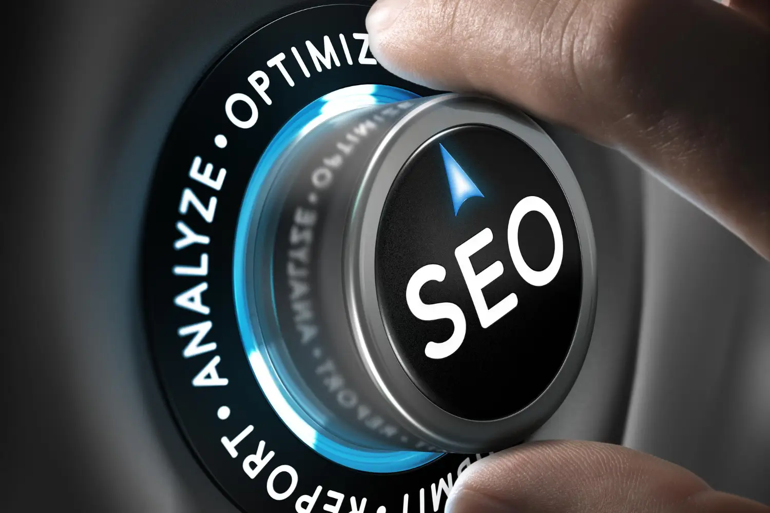 Dedo de uma pessoa girando um botão de SEO e prestes a selecionar a posição de otimização