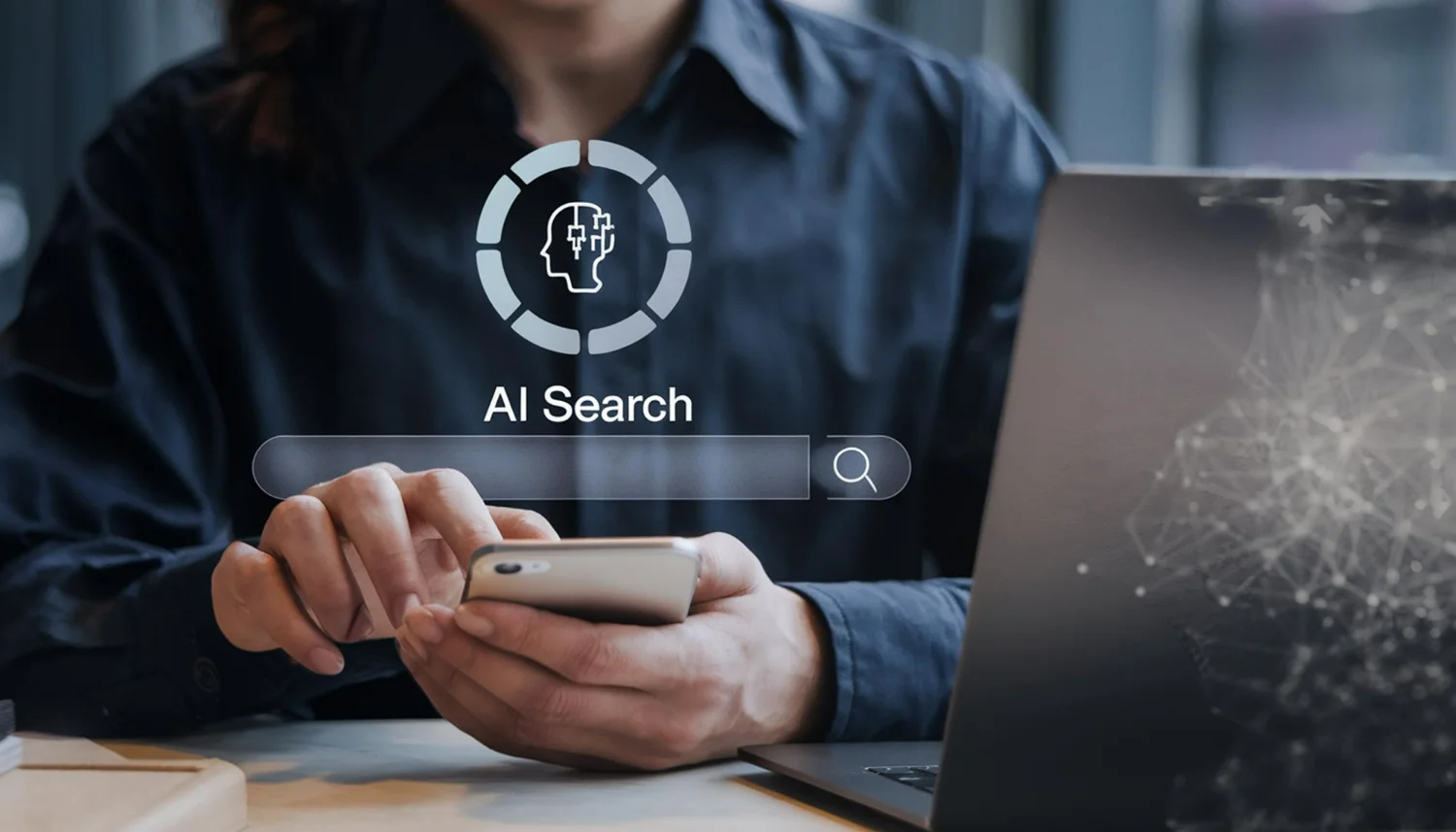 Pessoa usando smartphone, com interface na tela exibindo a barra de busca "AI Search"