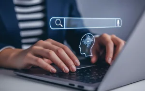 Mulher fazendo pesquisa em um buscador com inteligência artificial, simbolizando o E-E-A-T e citações de marca na IA.