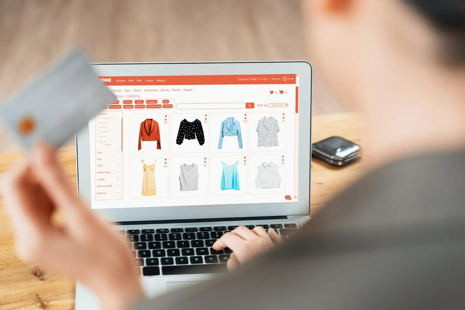 Mulher navegando em loja virtual de roupas, representando as estratégias de GEO para e-commerce