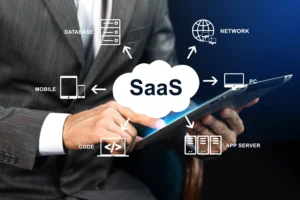 Homem usando tablet com ilustração de software em nuvem, ilustrando o SaaS B2B