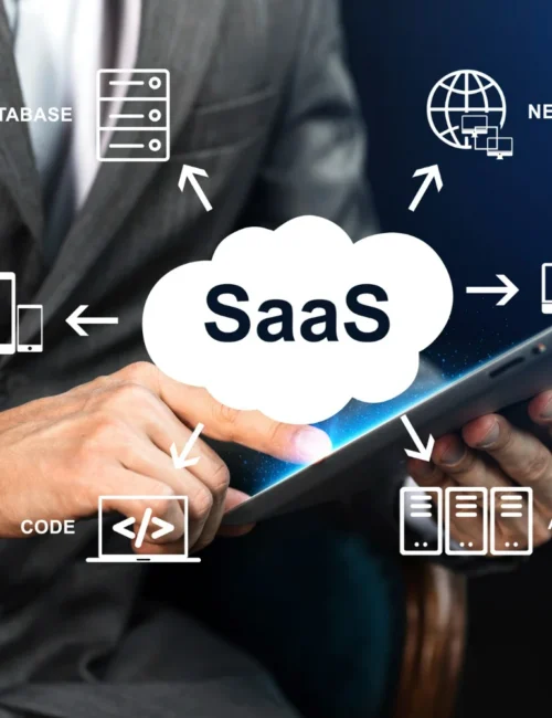 Homem usando tablet com ilustração de software em nuvem, ilustrando o SaaS B2B