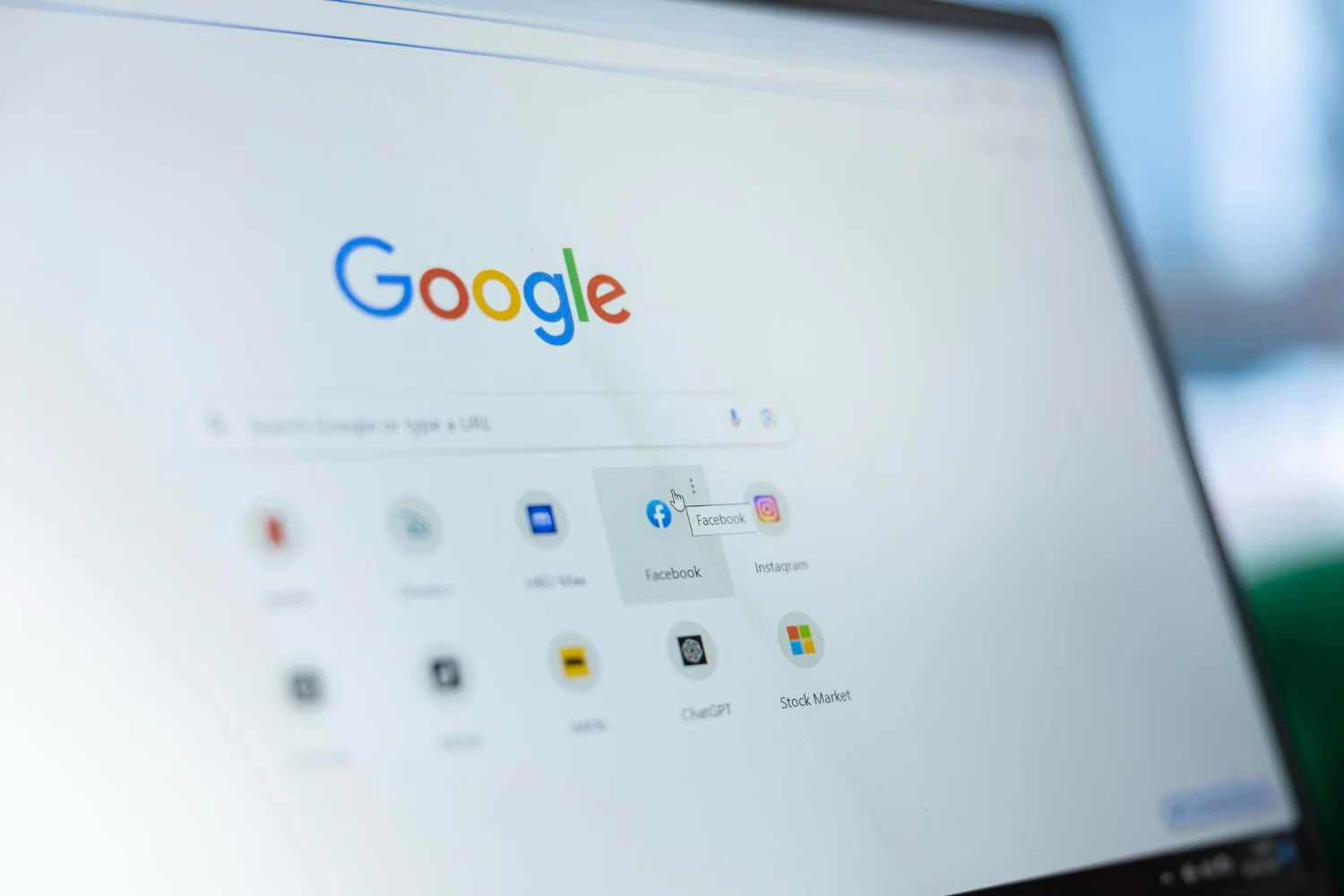 Página do Google aberta em um computador, representando as AI Overviews do Google